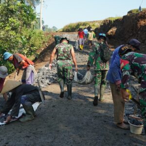 Kerja Bakti Pembangunan Jalan Perjuangan: Sinergi TNI, Pemerintah Desa dan Masyarakat