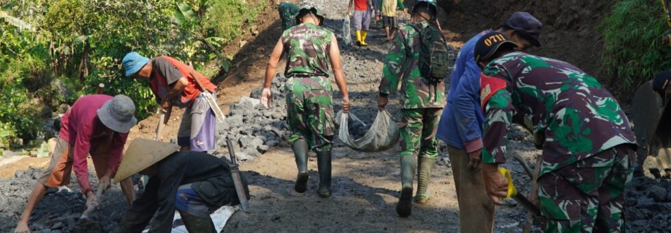 Kerja Bakti Pembangunan Jalan Perjuangan: Sinergi TNI, Pemerintah Desa dan Masyarakat