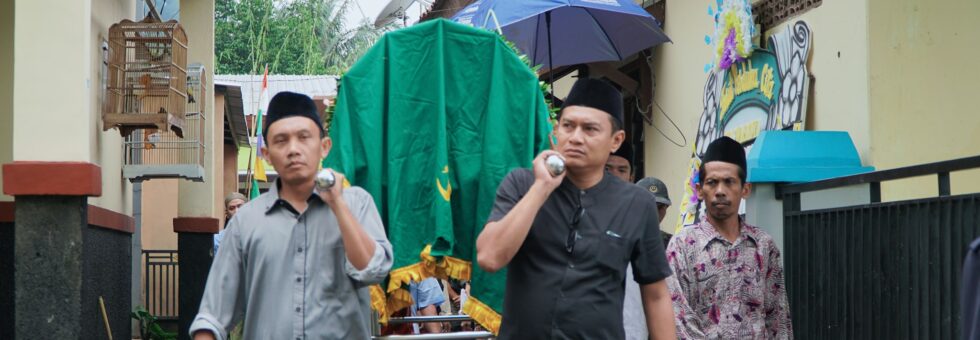 Bersama Jajarannya, Pak Kades Antar Jenazah Almarhum Kadus Sawangan ke TPU