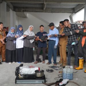 Pelatihan Pembuatan Paving Block dari Sampah Plastik: Inovasi Ramah Lingkungan Bernilai Jual