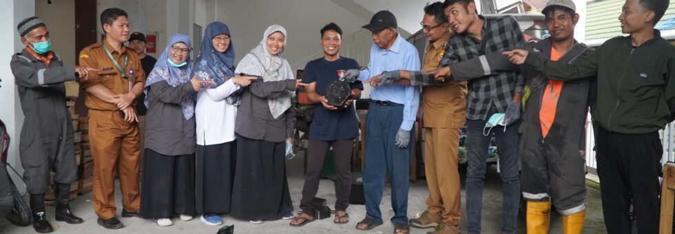 Pelatihan Pembuatan Paving Block dari Sampah Plastik: Inovasi Ramah Lingkungan Bernilai Jual
