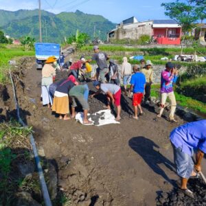 Menuju Rabat Beton: Warga Bulakan Tak Kenal Lelah Bangun Jalan Harapan